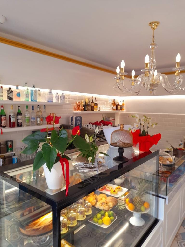 Banco bar bianco stile provenzale con vetrina pasticceria da 150 cm, zona bar e caffetteria, realizzato da Agape Arredo Bar