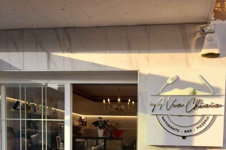 Vista dall'ingresso del locale con banco bar bianco stile provenzale, vetrina pasticceria da 150 cm e zoccolo dorato, realizzato da Agape Arredo Bar