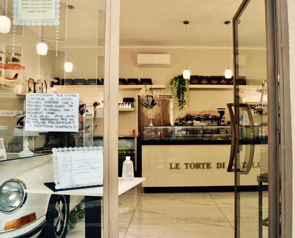 Vista dall'ingresso del locale con bancone a forma di auto bianca e decorazioni interne
