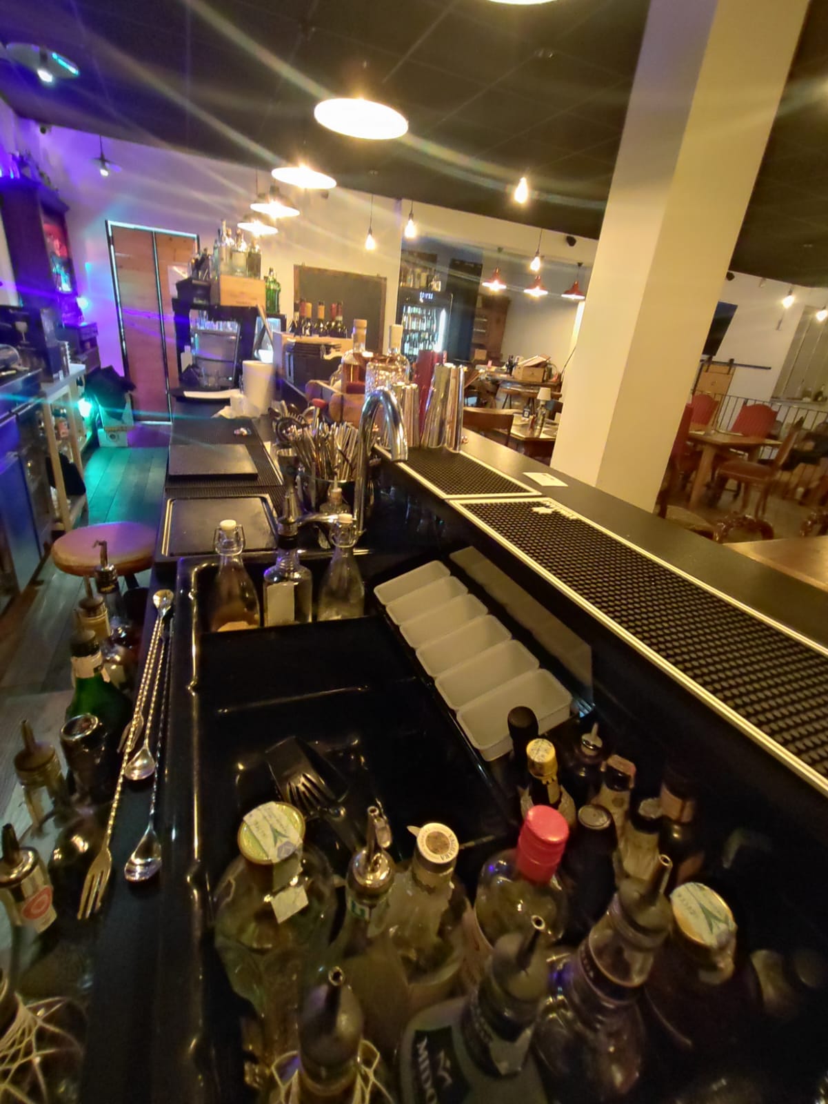 Interno del banco bar con modulo cocktail e attrezzature per preparare drinks, realizzato da Agape Arredo Bar