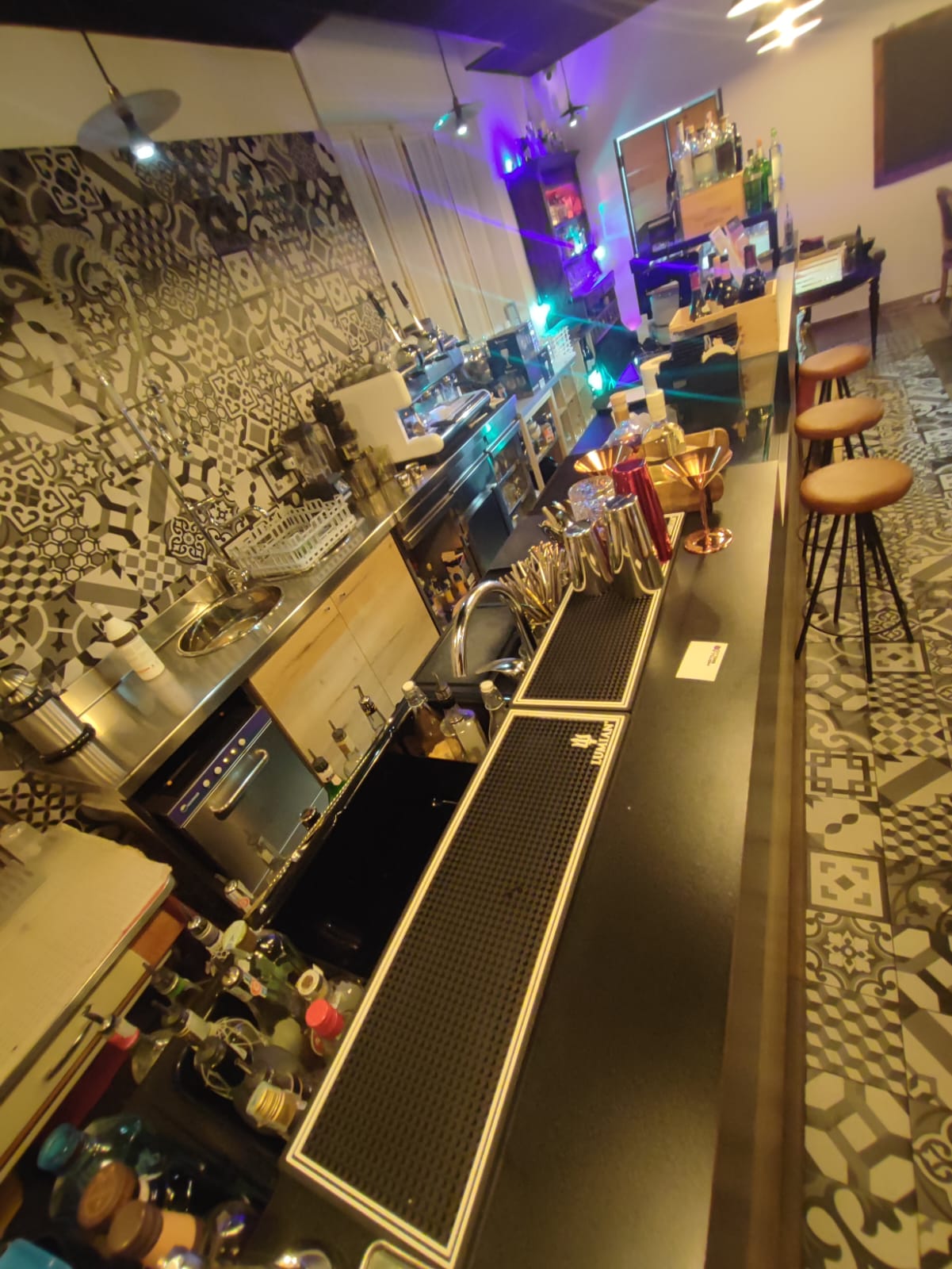 cliente-bancone-bar-vista-retro-acciaio-espresso-agape-arredo-bar