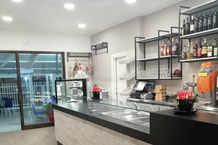 Bancone moderno in un bar con vetrina alimentare, design by Agape Arredo Bar