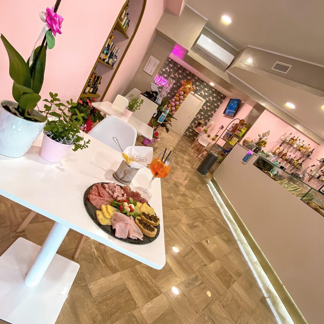 Visuale del tavolo con buffet a sinistra e bancone a destra, realizzato da Agape Arredo Bar