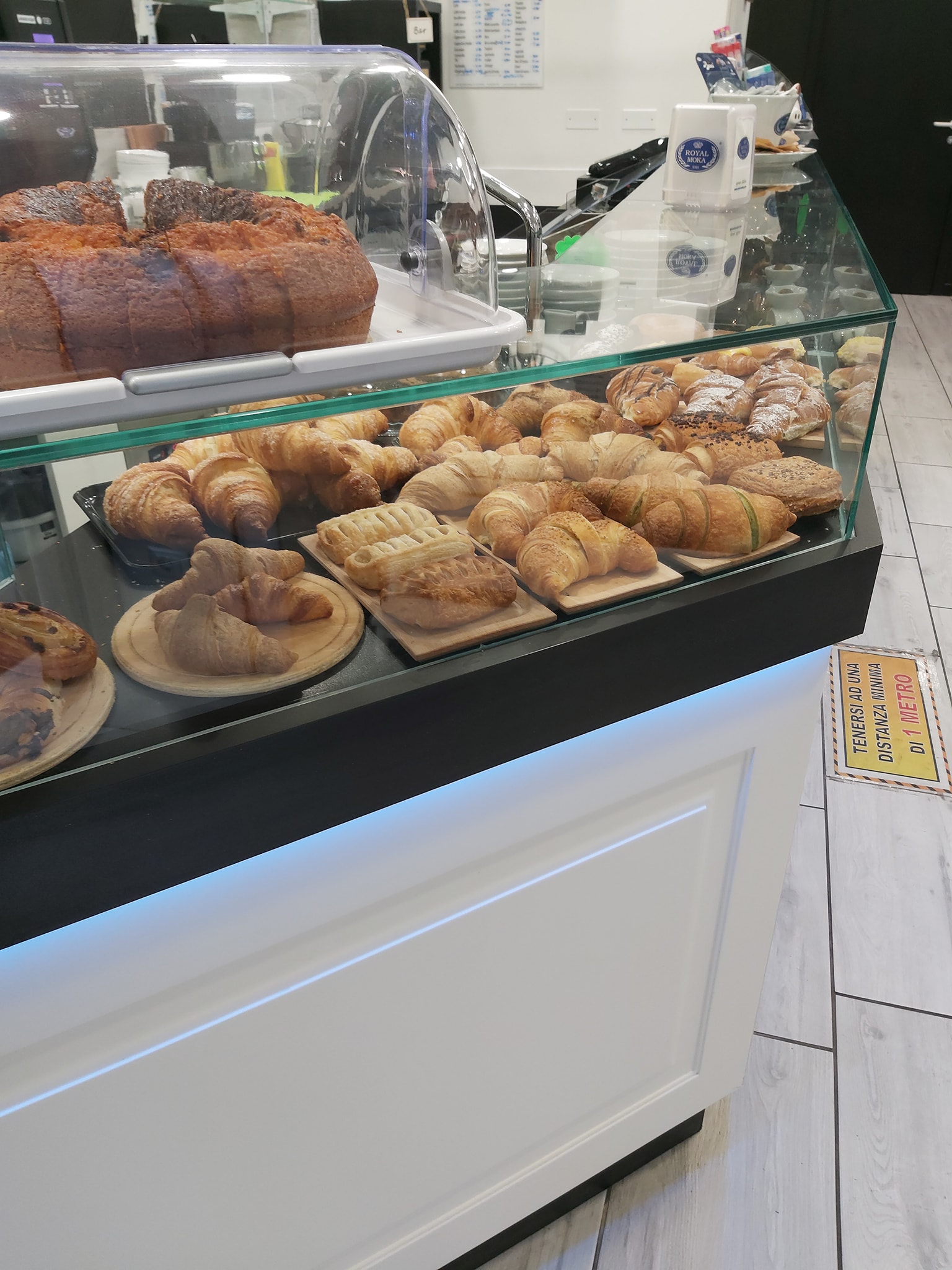 Croissant e dolci esposti su bancone di pasticceria moderna, design by Agape Arredo Bar